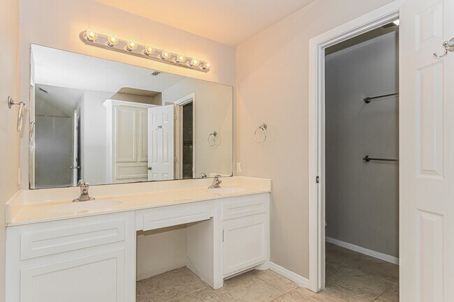 Building Photo - 112 Golfview Ct