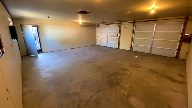 Building Photo - 3 Bedroom 1.5 Bath House Large 2 Car Detac...