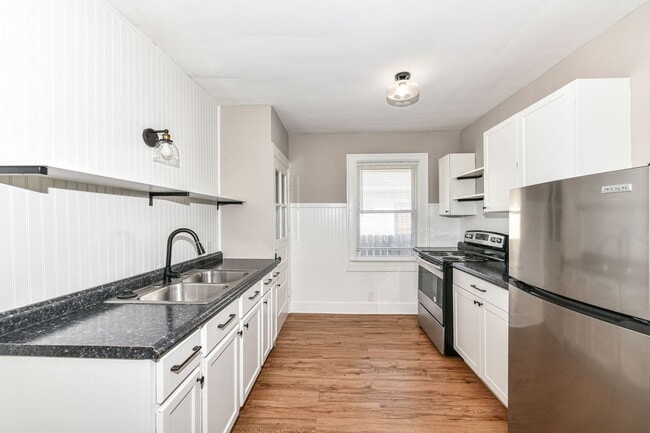 Building Photo - 802 N Denny St