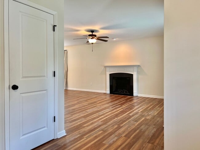 Building Photo - Sellhorn Heights 4BR/2.5BA, Fenced Yard, D...