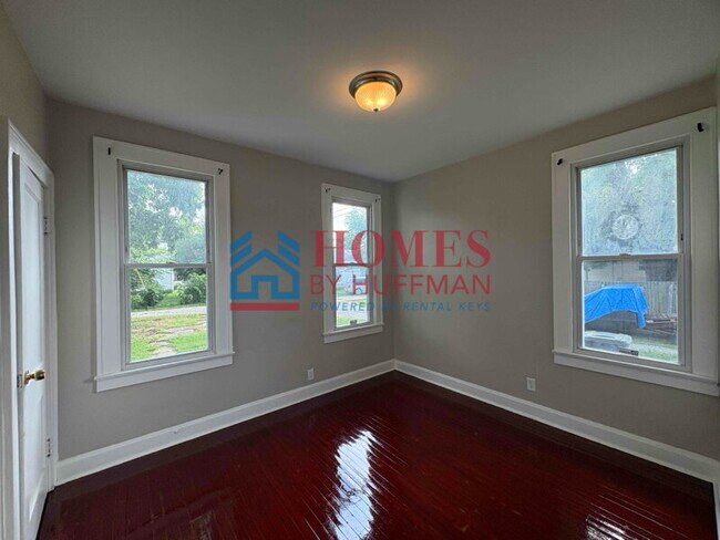 Building Photo - Two Bedroom House | Move in Ready