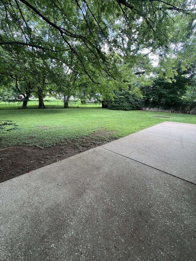 Building Photo - 206 Greenview Dr
