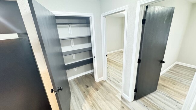 Building Photo - 2 Bedroom , 1 Bathroom Apartment!