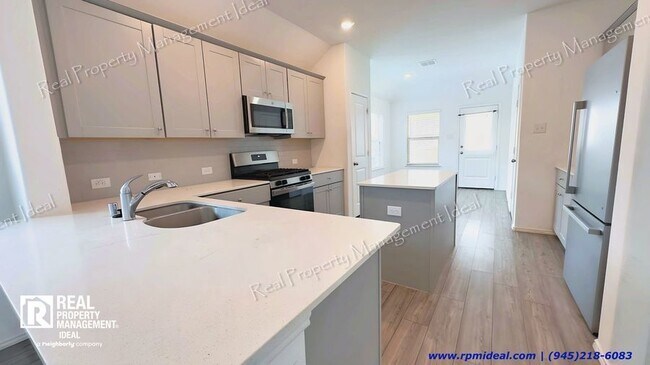 Building Photo - $2,300 - 4bed/ 2Bath - Stunning house in F...