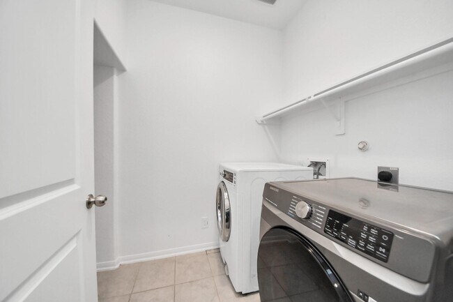 Building Photo - 208 Salange Ln