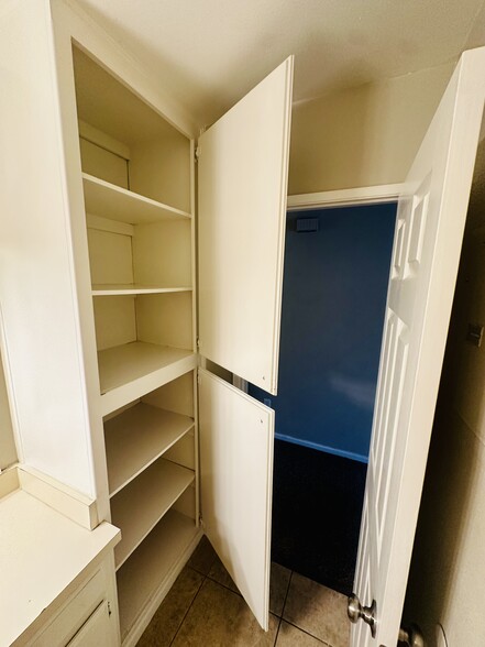 closet inside first bath - 6005 Hill Dale Ct