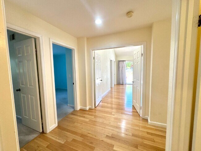 Building Photo - Bright 4 Bedroom San Jose Home With Tall Ceilings