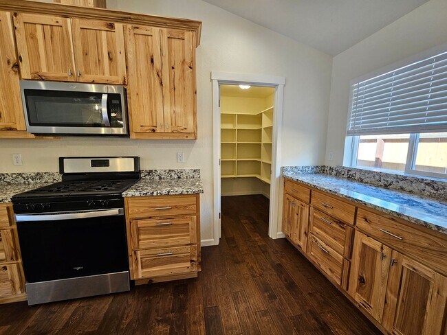 Building Photo - Newer Construction Close to Downtown Grants Pass