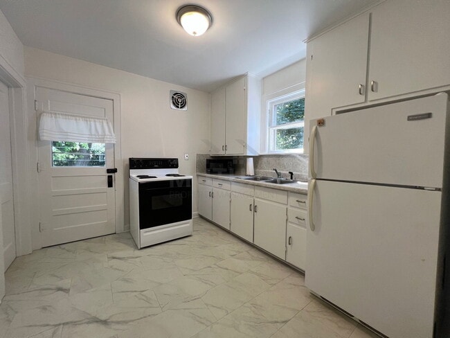 Building Photo - 134 Highland Ave