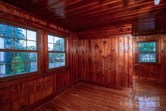 Building Photo - 3400 Eastway Dr