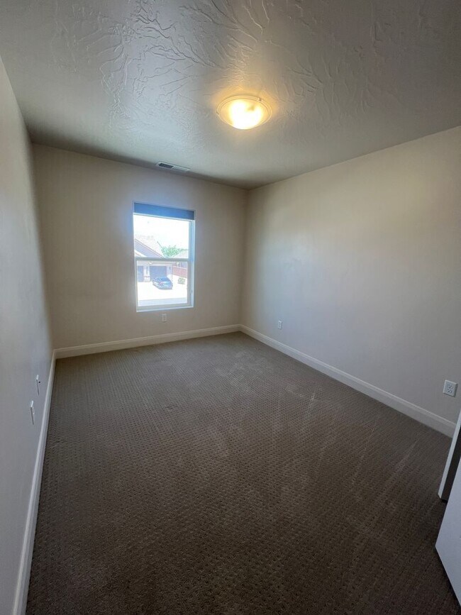 Building Photo - Stunning 5 bedroom, 2.5 bathroom home in d...