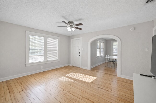 Building Photo - Cherrywood Duplex 7 Bedroom 4 Full Baths