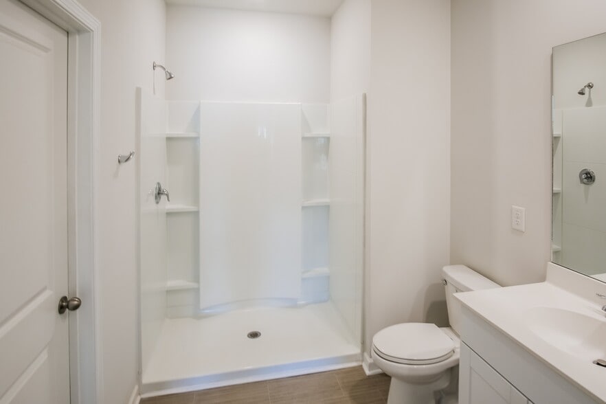 Building Photo - 700 Watercliff Dr