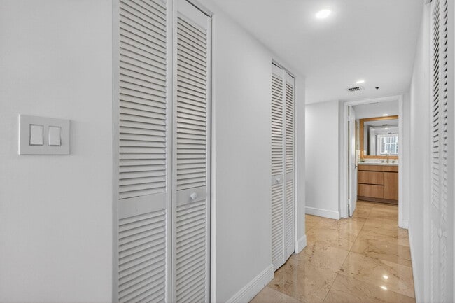 Building Photo - 1717 N Bayshore Dr
