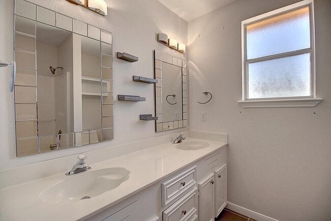 Building Photo - 5101 Cavendish Dr