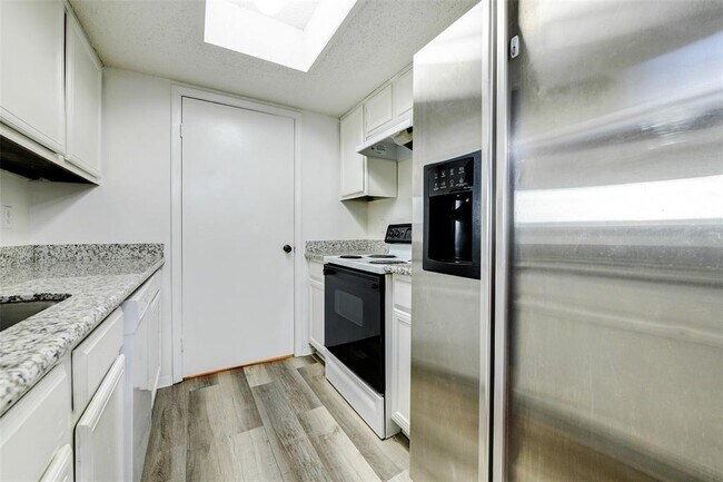 Building Photo - 3915 Tanglewilde St