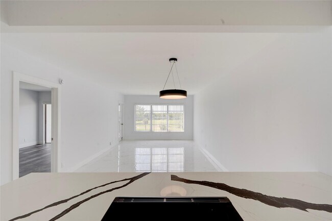 Building Photo - 3050 N Palm Aire Dr