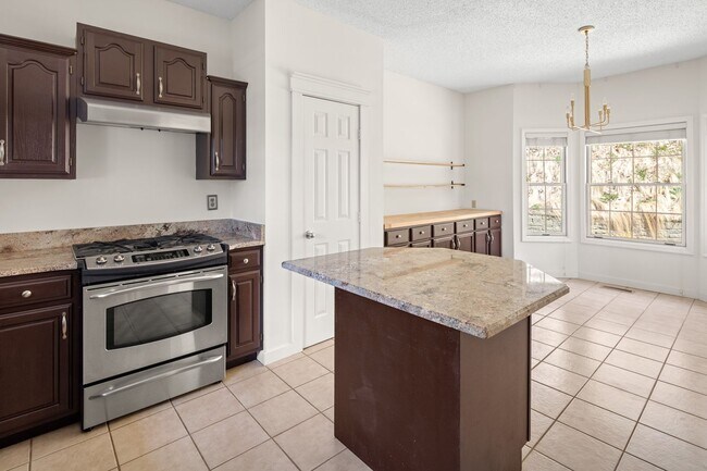 Building Photo - Spacious Home in South Asheville