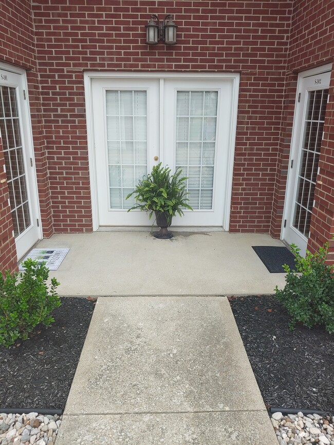 ENTRANCE UNIT 101 - 107 Manor Dr