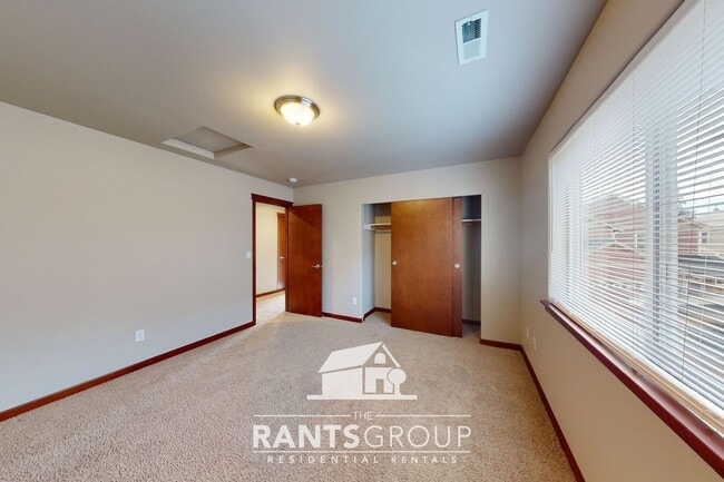 Building Photo - Move in Ready! Beautiful home in Puyallup! Easy Commute to JBLM!