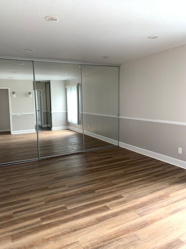 Building Photo - 2 Bedroom 2 Bath Condo with Pool and Hot T...