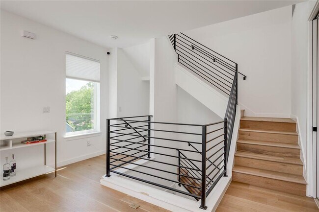 Building Photo - 1208 Luna St