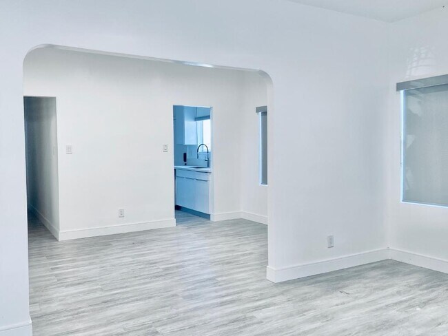 Building Photo - 627 Brittania St