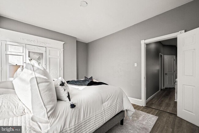 Building Photo - 2427 N Hollywood St