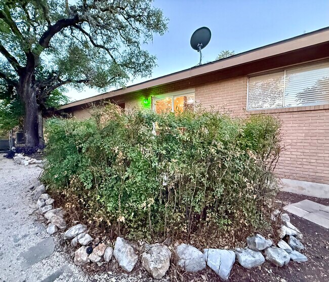 Building Photo - 1000 Hillyer St