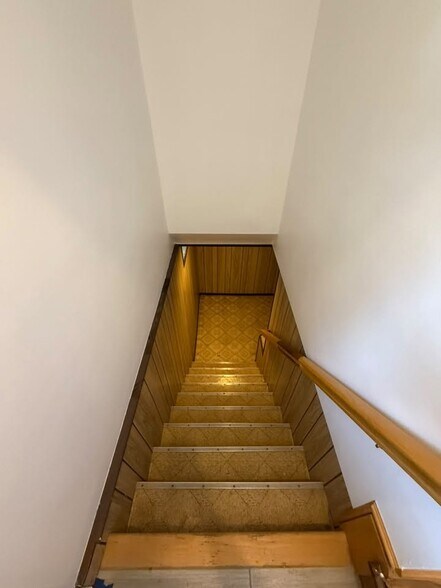 Building Photo - 8447 N Oriole Ave