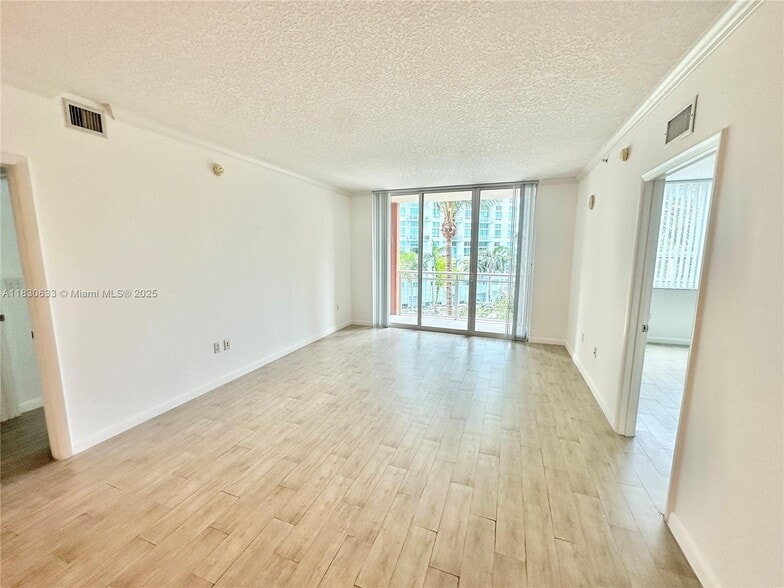 Building Photo - 2000 N Bayshore Dr