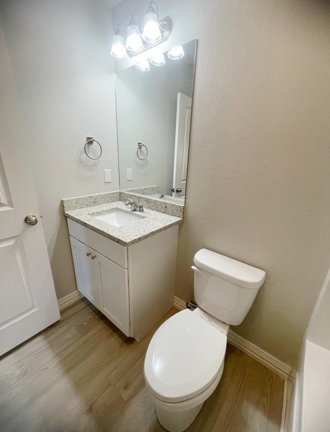 Building Photo - Close to school/Neighborhood surrounded by...