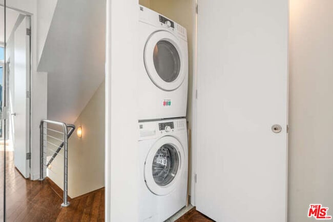 Building Photo - 2452 Penmar Ave