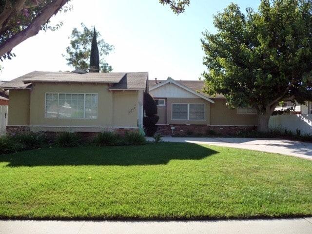 Building Photo - Charming Single-Story Pool Home in Prime Northridge Location