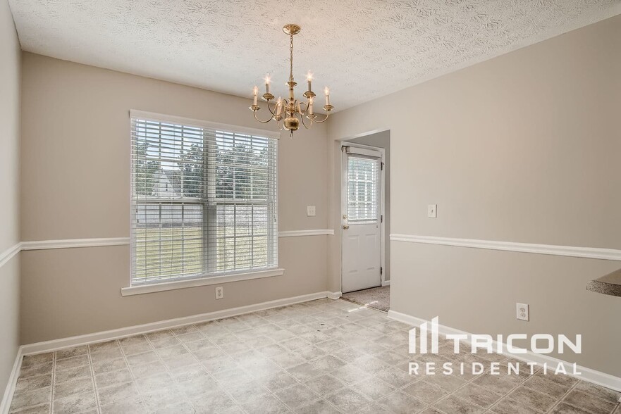 Building Photo - 9582 Lakeview Cir