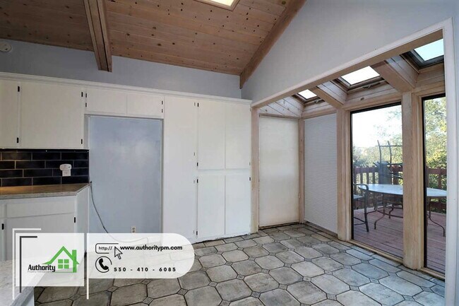 Building Photo - 875 Lakeview Dr
