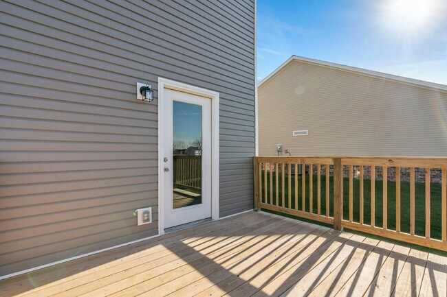 Building Photo - 905 Camden Ct