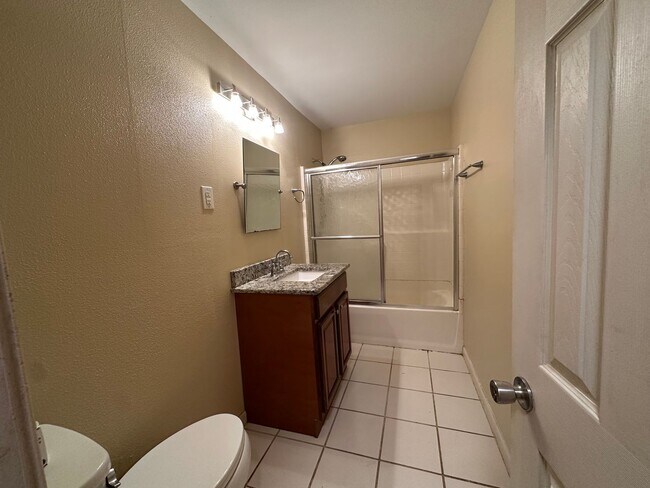 Building Photo - Welcome to your new home in the heart of Russellville, AR!