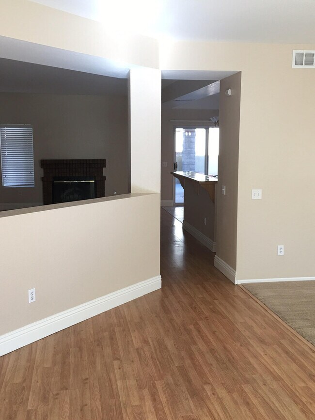 Building Photo - LARGE HOME WITH POOL! LOCATED CLOSE TO HWY...