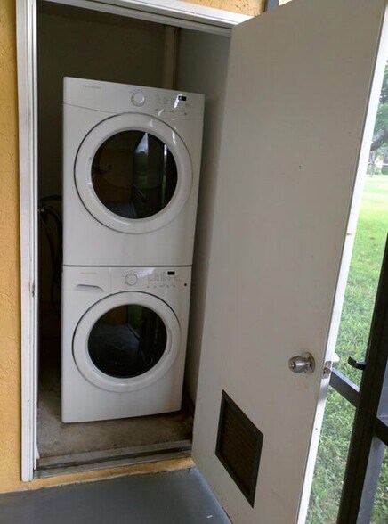 Building Photo - 407 Meadows Cir