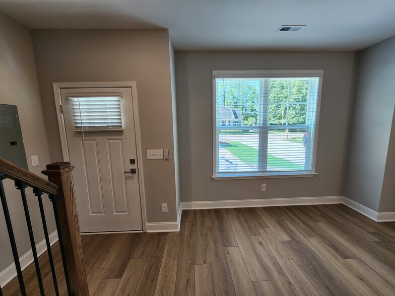 Entry - 3918 Gloucester Dr