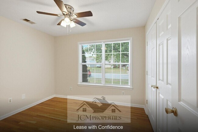 Building Photo - 700 Cottonwood Dr