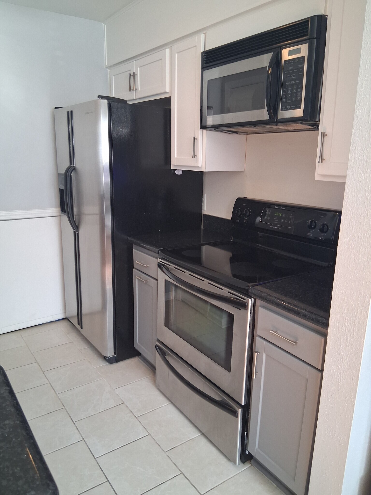 Building Photo - 423 W 8th St