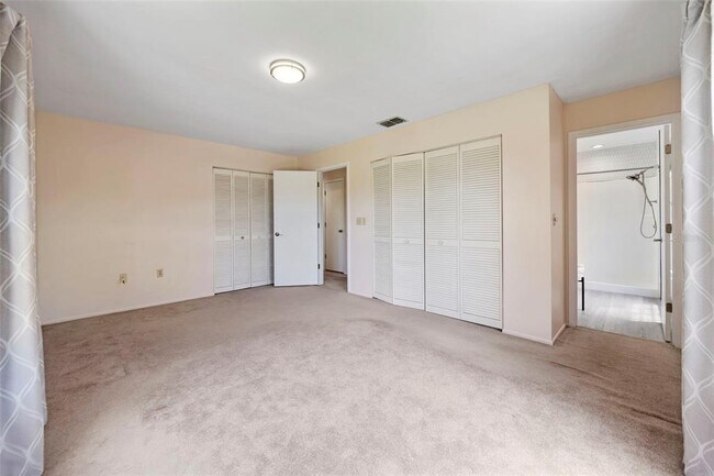 Building Photo - 8006 Oak Dr