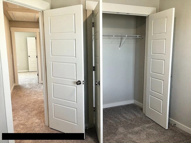 Building Photo - "Charming 3-Bed Townhouse with Granite Acc...
