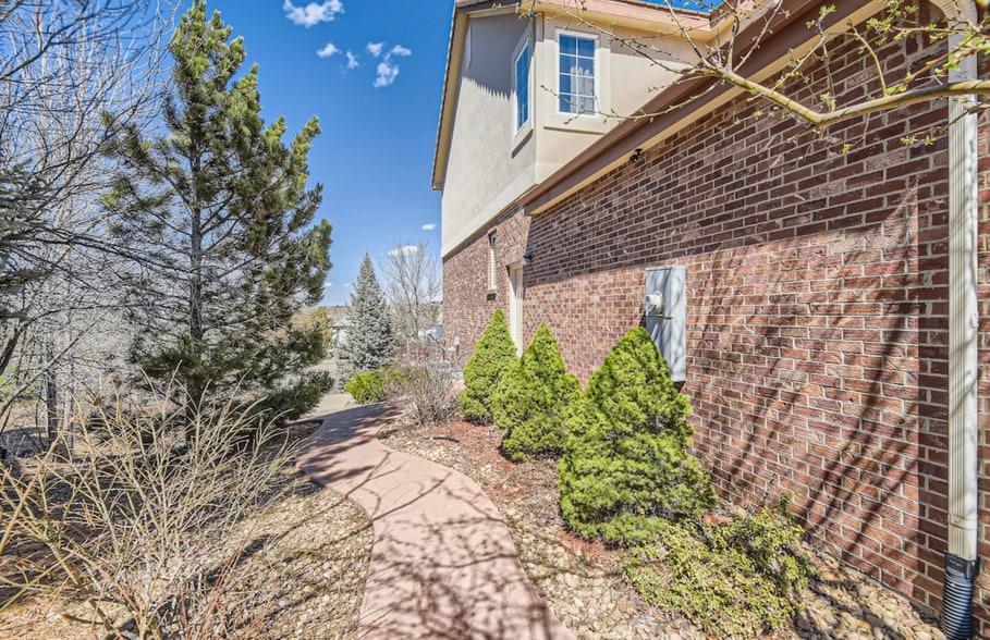 Building Photo - 15721 E Lake Cir