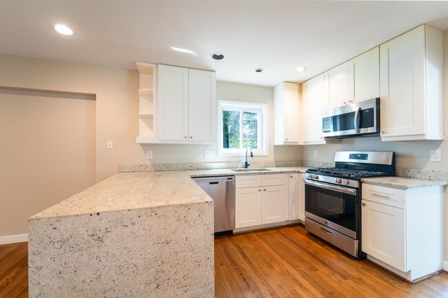 Building Photo - 5 BD 3 BA Oxon Hill, MD home is ideal for ...