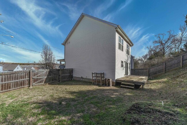 Building Photo - Beautiful 3BR/2.5BA in North Nashville!