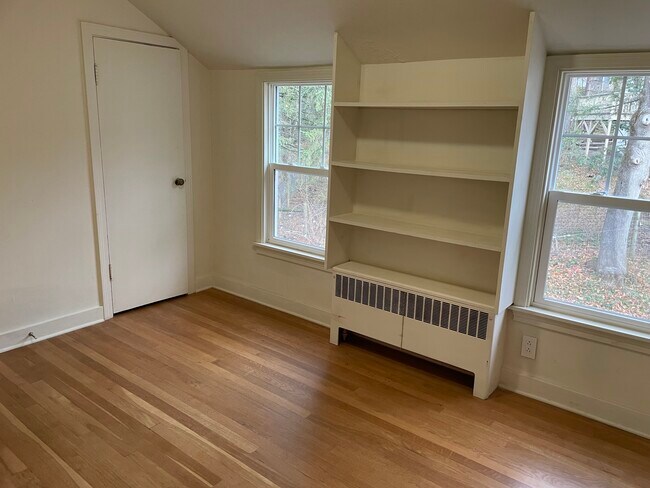 Building Photo - 206 Eastwood Ave