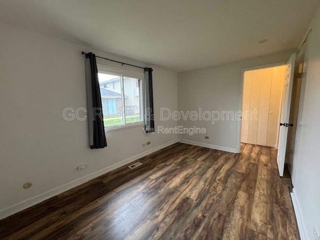 Building Photo - 37 Tonset Ct